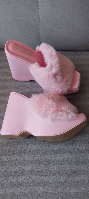 Różowe laczki klapki z futerkiem na platformie koturnie