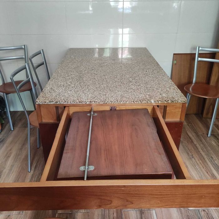 Mesa e cadeiras para jantares e convívios