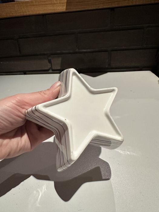 ceramiczna miska w kształcie gwiazdy z szarymi paskami