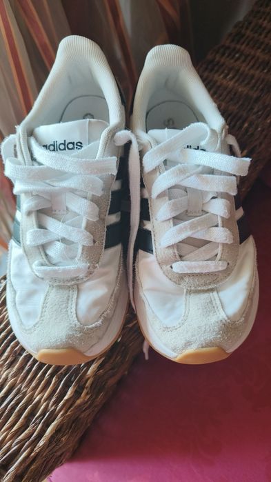 Tênis adidas em muito bom estado