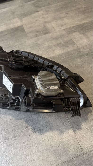 Фара Tesla Model 3 права оригінал Hella, з розбитим склом матрична