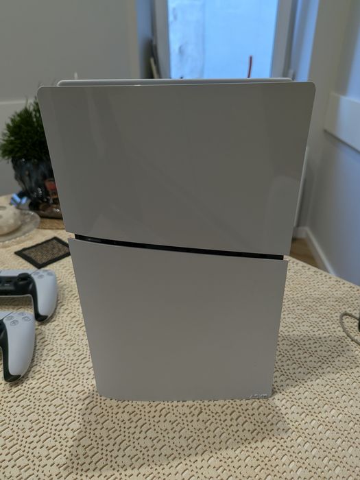 PlayStation 5 Slim Digital + 2 pady – idealny stan, gwarancja