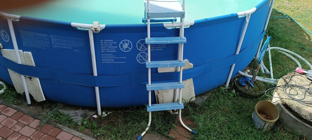 Basen ogrodowy rozporowy.