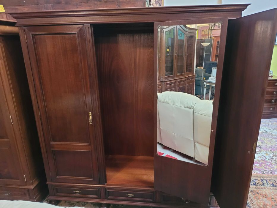 Excelente roupeiro em madeira maciça - óptimo estado geral
