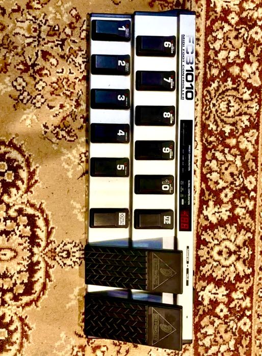 Pré-amp a valvulas com proc. de efeitos + amp potência+ pedaleira midi