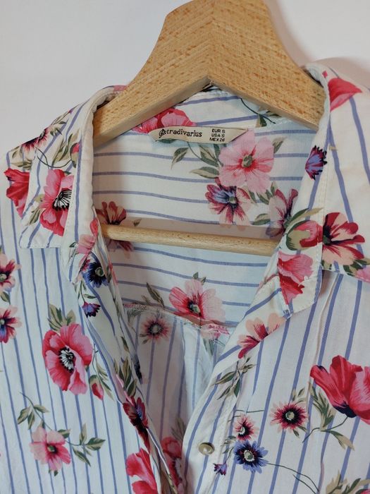 Biała koszula w kwiaty Stradivarius 36/S biała bluzka w paski koszula