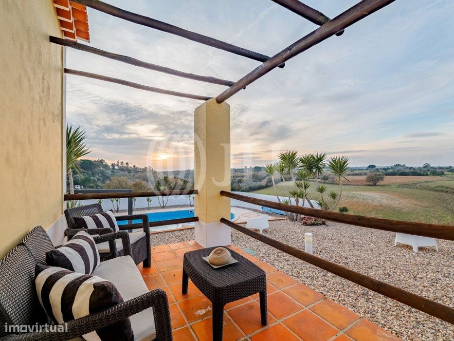 Moradia T4+1 com piscina aquecida e garagem, Santarém