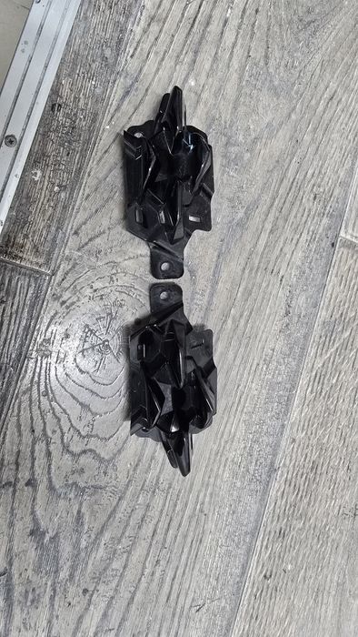 Заглушка в решетке радиатора правая и левая Mazda CX-30