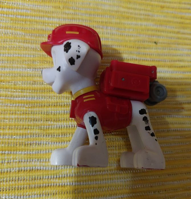 Marshall -figurka z psiego patrolu z ruchomą wyrzutnią.