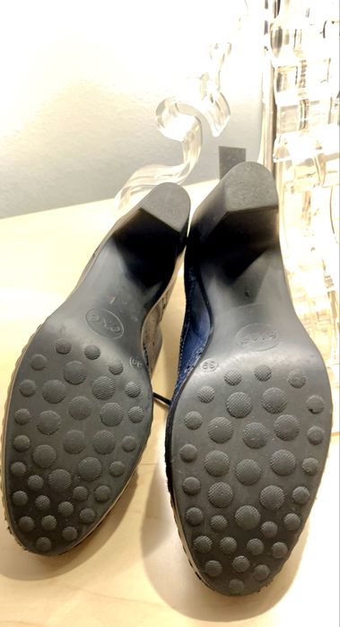 Sapatos em azul marinho de salto da Exé