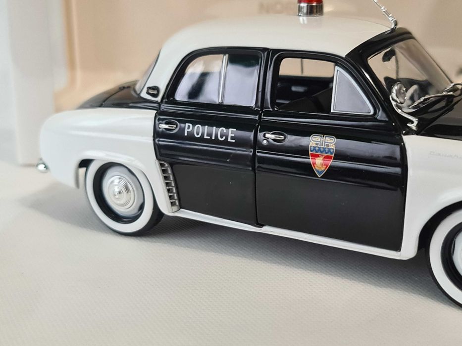 CIJ 1/18 RENAULT DAUPHINE sur base dauphine police jouet ancien tole