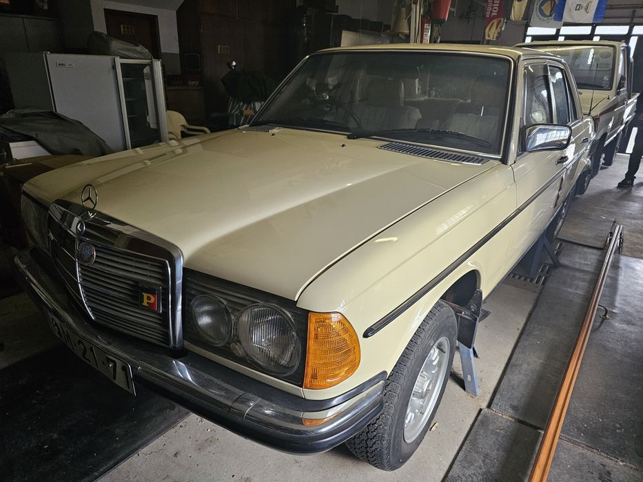 Clássico - Mercedes Benz 200 (W123)