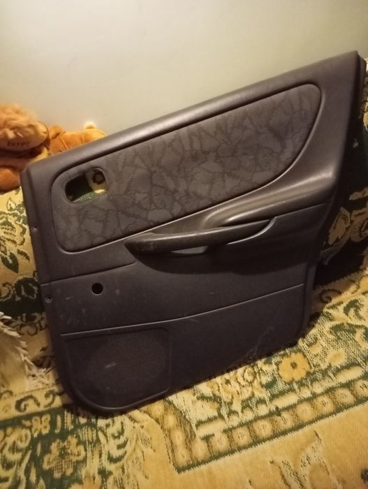 Продам дверние карти на мазду