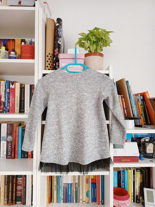 Sweter, Madżi, 128, szary, cekinowe serce, czarna falbanka