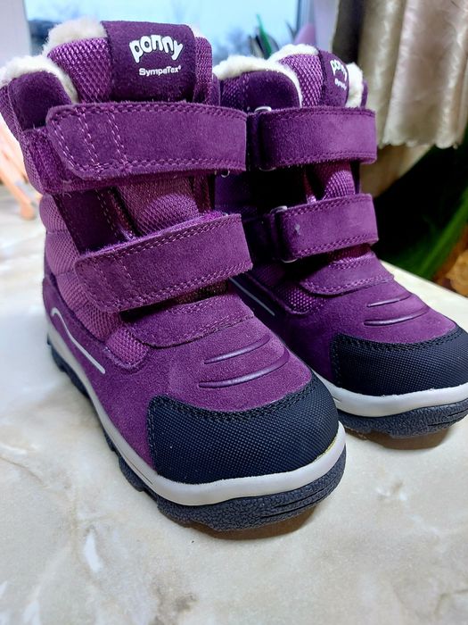 Зимове взуття на дівчинку.