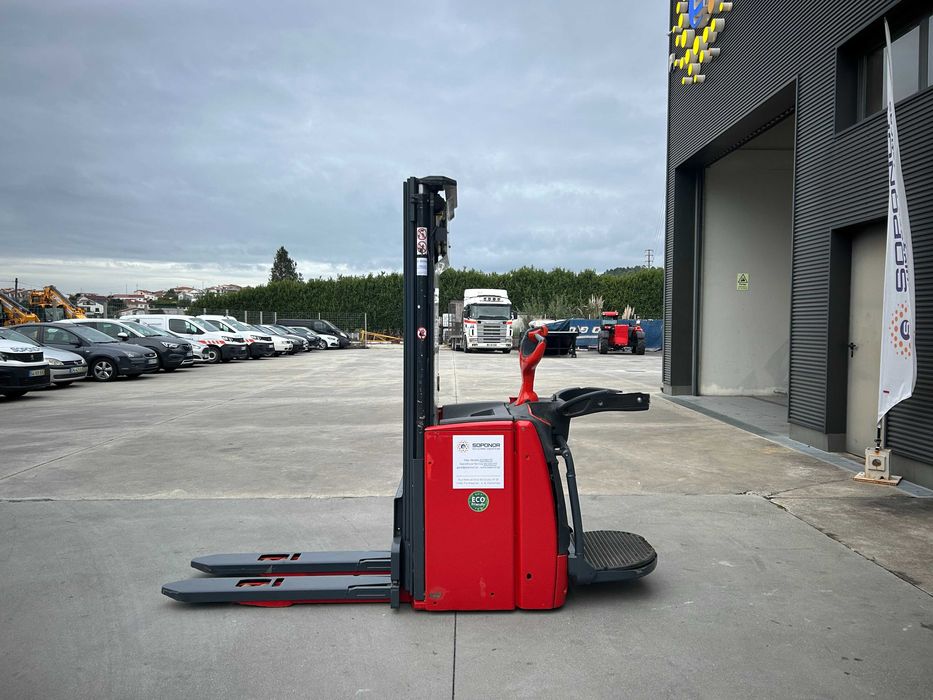 Stacker Linde Elétrico 1400 Kgs com plataforma de operador