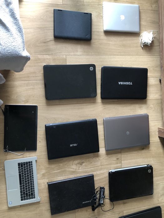 Laptop widoczne na zdjeciach