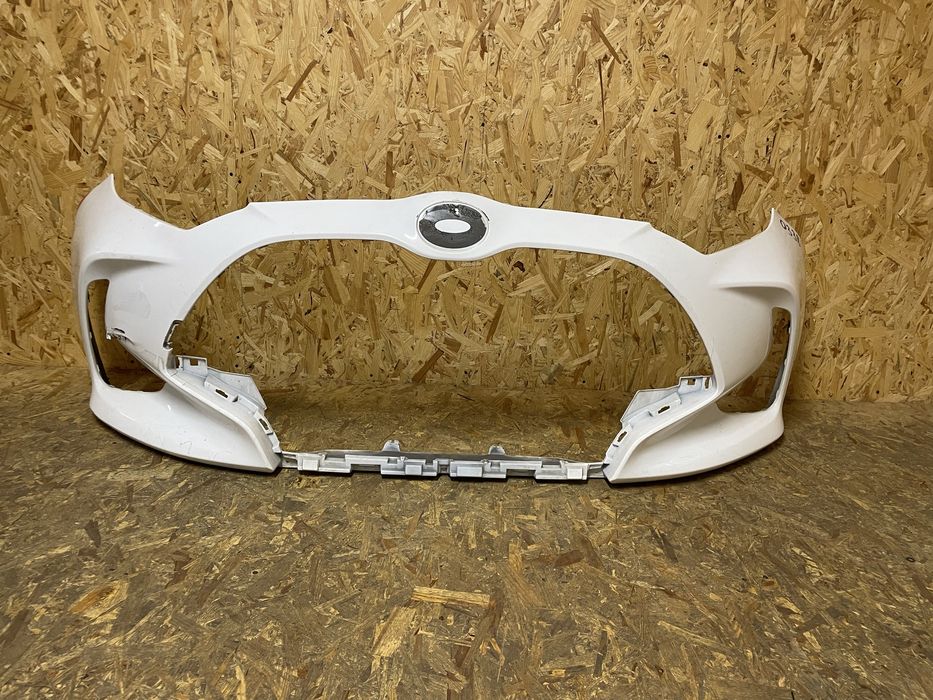 Передній бампер  Toyota Yaris Оригінал