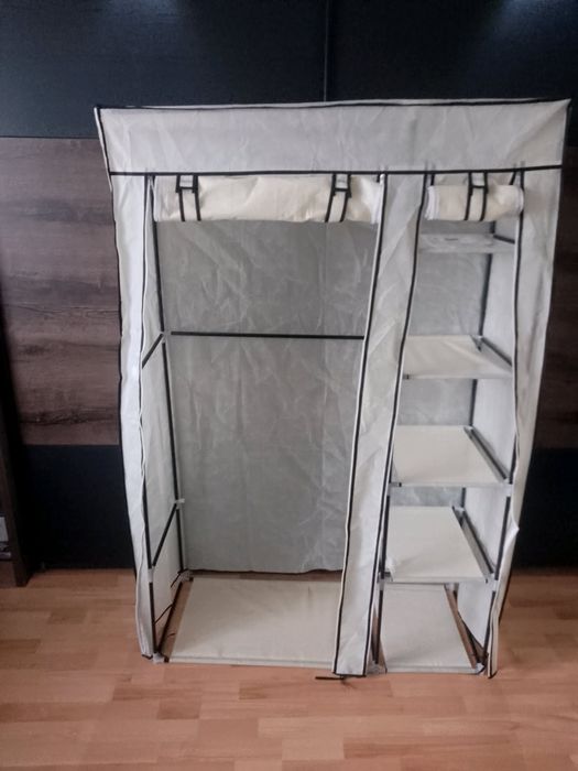 Składana szafa z drążkiem na wieszaki