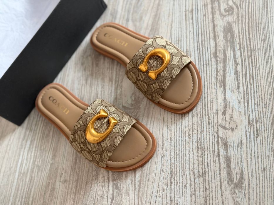 Шлопанці Coach в наявності
