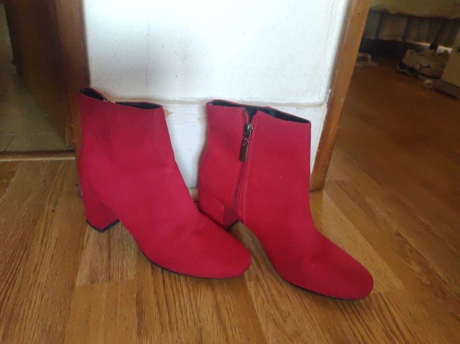 Botas vermelhas em tecido, cano curto. 37BR 39PT