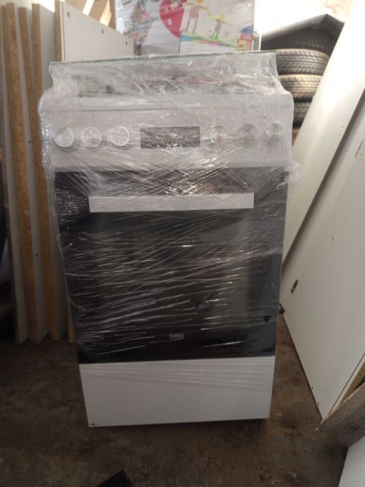 Kuchenka z piekarnikiem elektrycznym BEKO prawie nowa