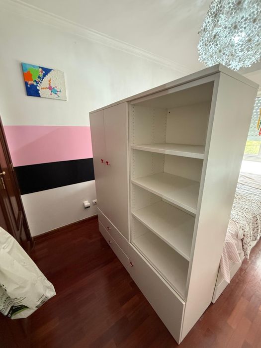 Cama com roupeiro integrado