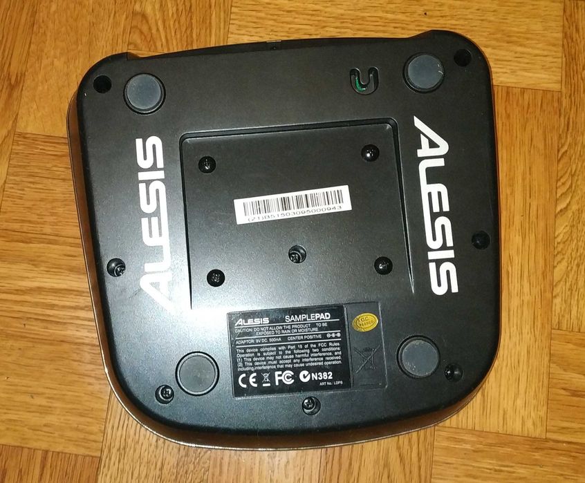 Alesis SamplePad Барабанный пэд-модуль.