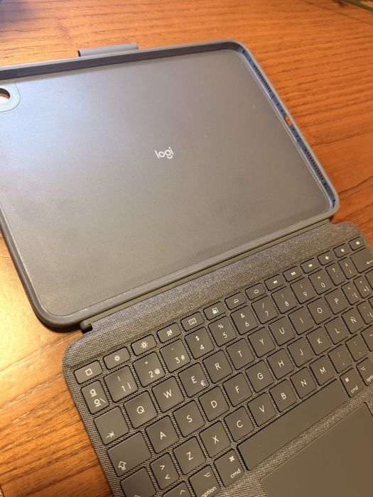 Capa com teclado Slim Folio da Logitech para iPad