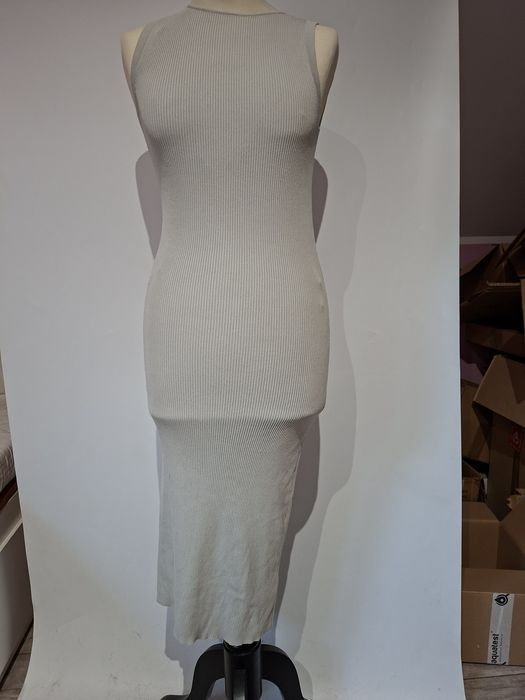Zara Sukienka damska rozmiar 36
Sukienka damska
 rozmiar S
Stan bardzo dobry 
Długość 112 cm
Biodra 35 x 2 cm 
Pas 32 x 2 cm 
Paszki 35 x 2 cm
Paszki3