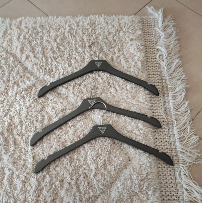 Cabides originais Guess de madeira novos