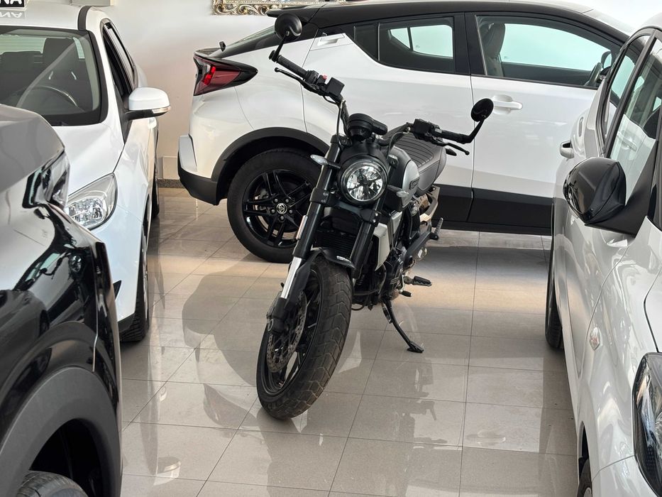 Motociclo Ducati Scrambler 1100 em excelente estado de conservação