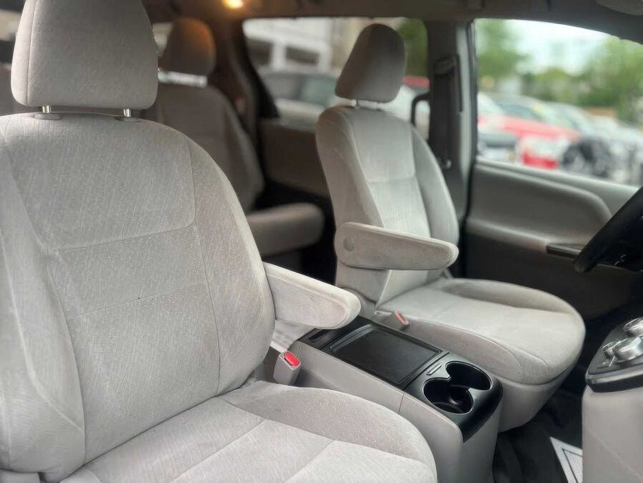 Toyota Sienna      2015