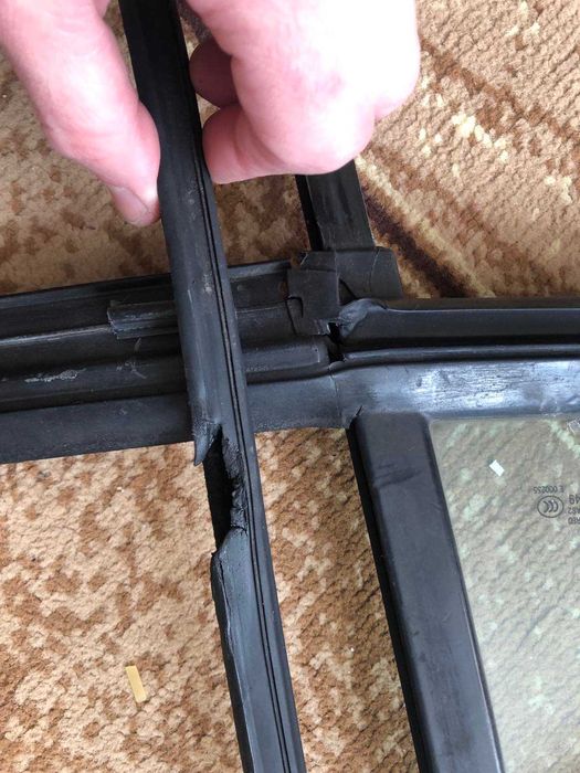 Форточка задней правой двери с уплотнителем Skoda Octavia A5