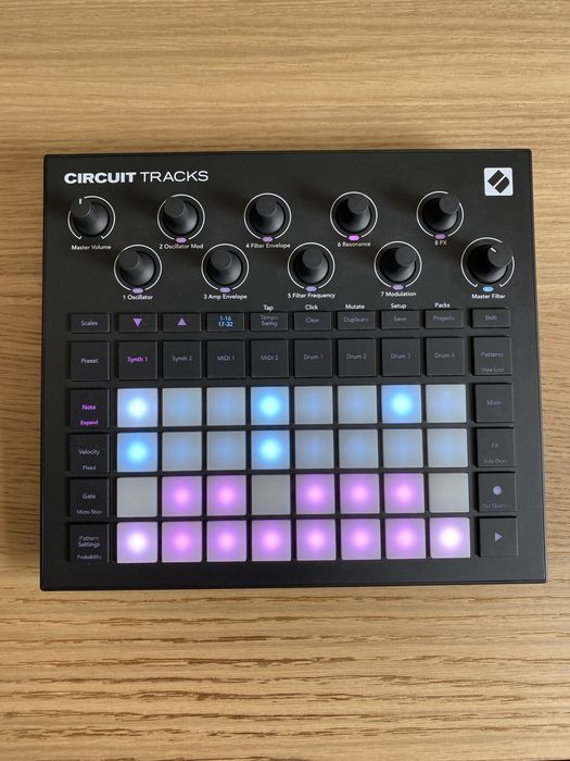 Novation Circuit Tracks・32GBカード付き Novation Circuit Tracks - Sklep Muzyczny Music Center