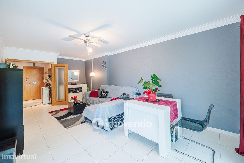 Apartamento T2 moderno, com garagem e varanda enorme, na Malvarosa