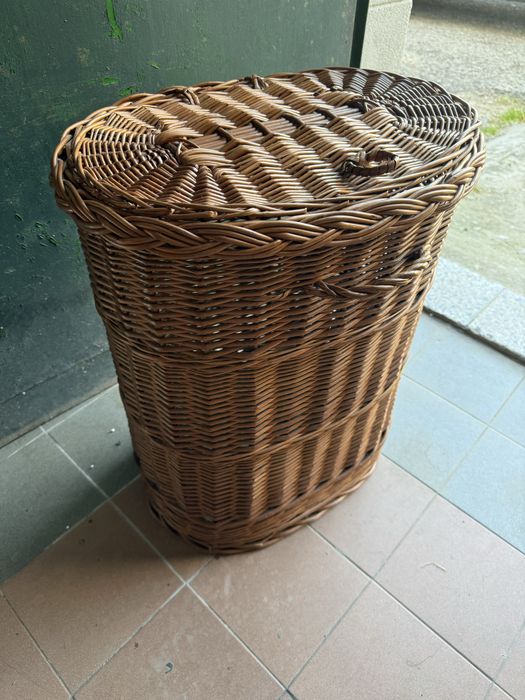 Cesto de vime grande em bom estado
