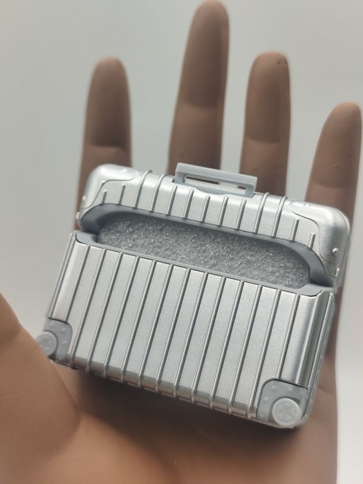 Mini walizka brelok z naklejkami – nowa, srebrna