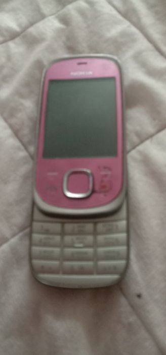 Продам не рабочий телефон на запчасти.