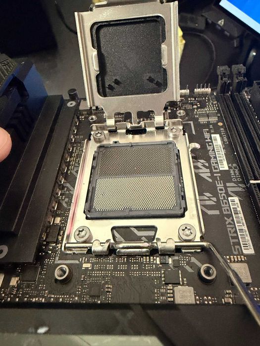 ASUS ROG Strix B650E-I Gaming WiFi — Mini-ITX AM5 (AVARIADA)