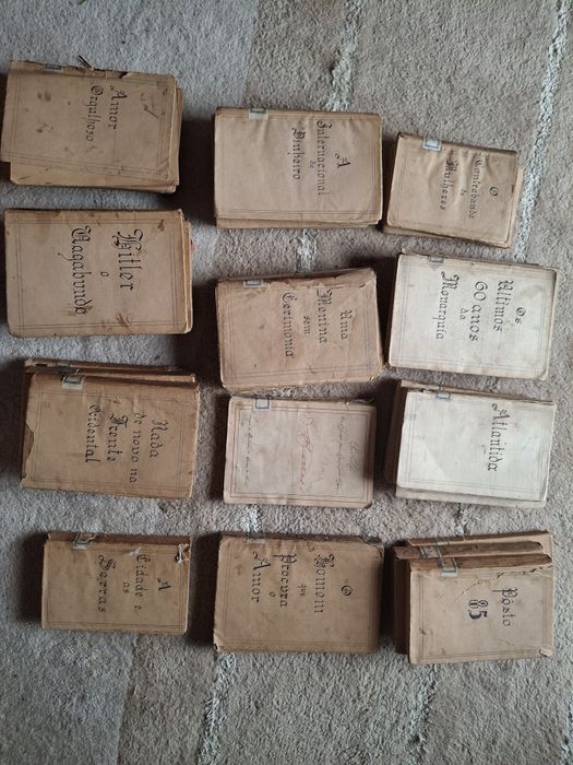 Coleção de 30 livros antigos, com letra gótica escrita à mão na capa.