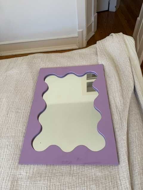 Espelho Artesanal Lilás com Design Ondulado – 56 x 40 cm