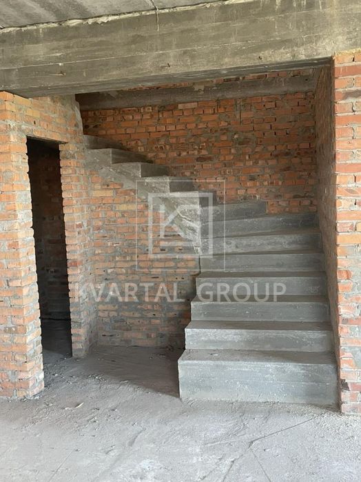 Дуплекс з великою ділянкою в центрі Дмитрівки. Сучасний дизайн