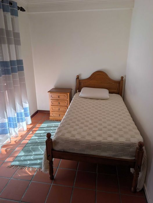 Quarto espaçoso para alugar a rapariga estudante da Universidade de Aveiro.