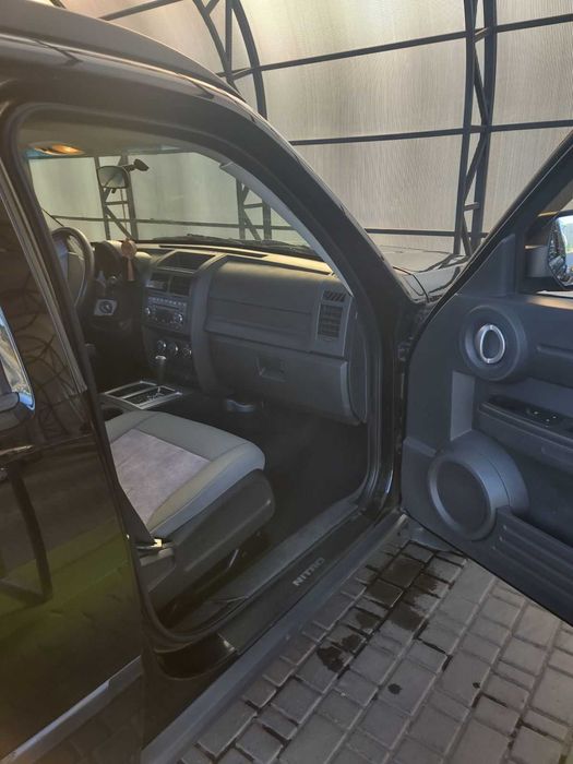 Ексклюзивний автомобіль Dodge Nitro у гарному