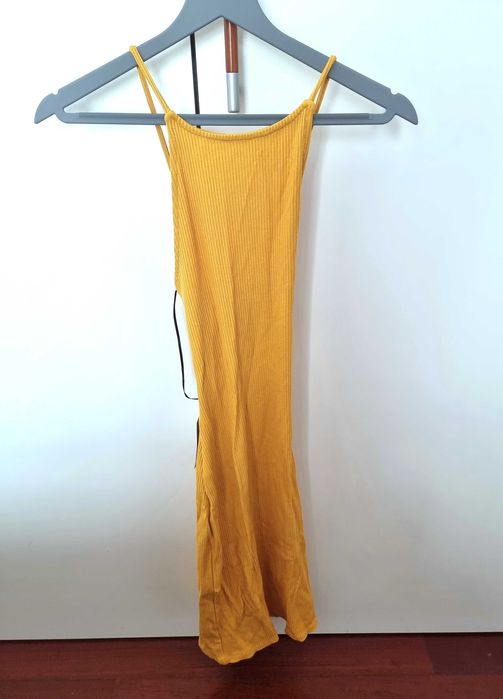 Vestido amarelo H&M com abertura nas costas tam XS - novo com etiqueta