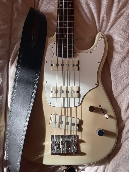 Godin Shifter 4 Bass Trans Cream (Made in Canada)