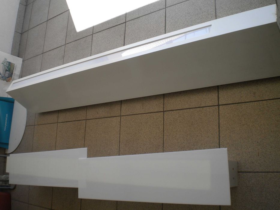 Prateleiras em MDF, em branco, com possibilidade de iluminação