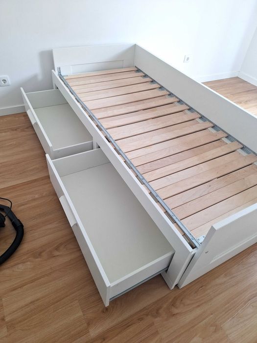 Cama solteiro com arrumação