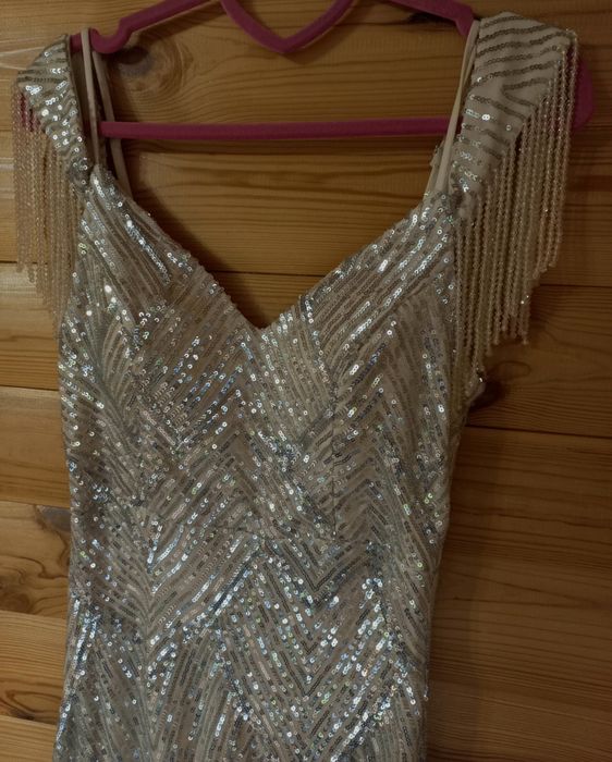 Елегантна вечірня сукня з паєтками